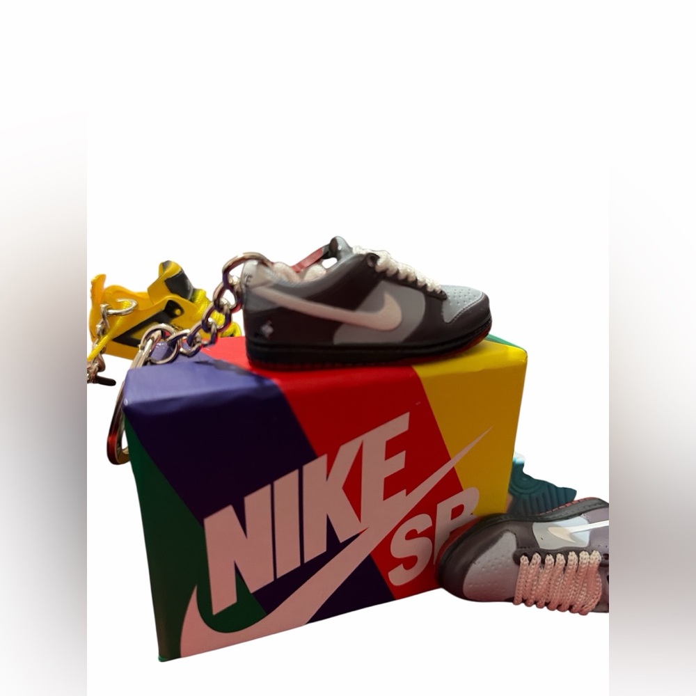 Fashion snicker keychain with a box - Picture 9 of 10